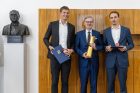 Plážoví volejbalisté Ondřej Perušič a David Schweiner převzali ocenění od premiéra Petra Fialy