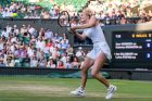 Kateřina Siniaková v akci na Wimbledonu