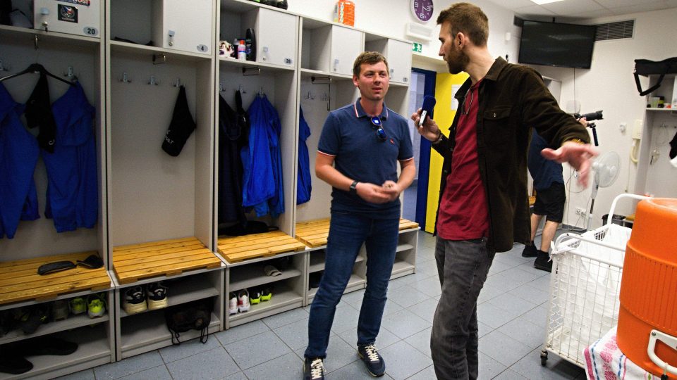 Marek Jurák (tiskový mluvčí ve společnosti 1.FC Slovácko) ukazuje Martinovi Minhovi šatny domácích