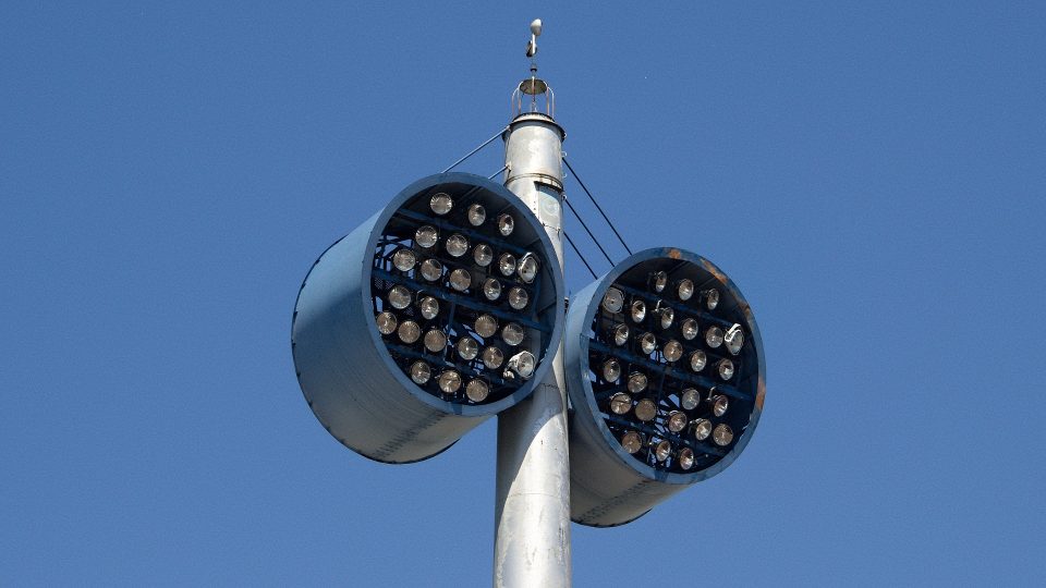 Typické osvětlení Androva stadionu ve formě očí