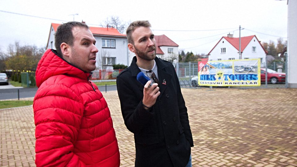 Ředitel komunikace Adam Januszek a Martin Minha před hlavním vchodem na stadion