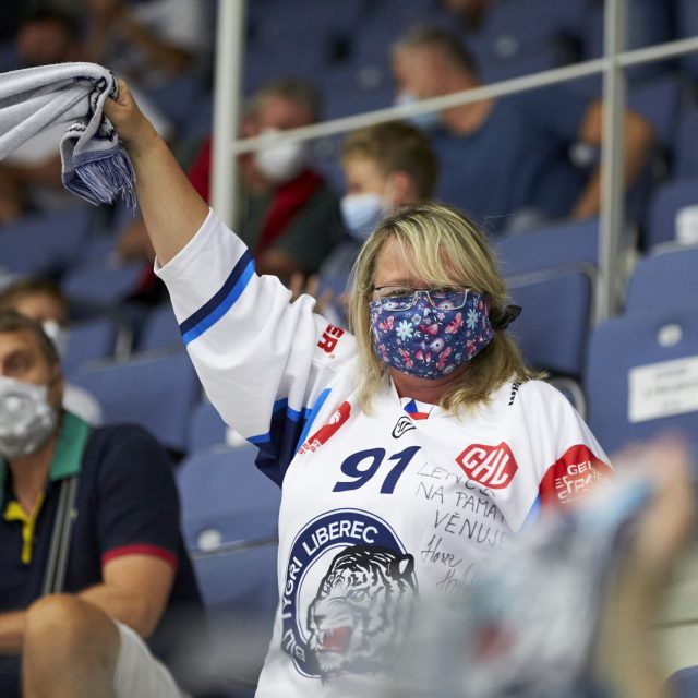 Sice v rouškách,  ale i tak si fanoušci libereckých Tygrů zápas užili | foto: Jiří Princ
