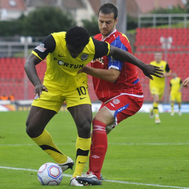 Folprecht v pořadu První dotek potvrdil,  že Bony Wilfried bral do Afriky staré kopačky,  které rozdával mladým fotbalistům | foto: Tomáš Adamec