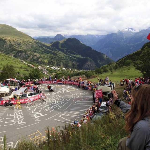 Fanoušci přijíždějí dřív,  aby si vybrali místo s nejlepším výhledem | foto: Laurent Salino,   Alpe d'Huez Tourisme