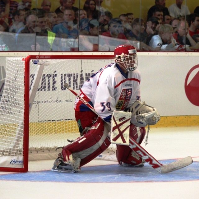 Utkání hokejových šampionů v Jihlavě. Brankář Dominik Hašek | foto: Jan Kodet,  Český rozhlas