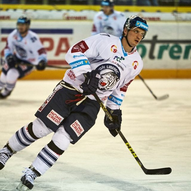 Liberecký obránce Lukáš Derner v úterý 23. ledna 2024 odehraje 1000. extraligový zápas v kariéře | foto:  Bílí Tygři Liberec