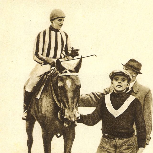 Lata Brandisová jako jediná žena dokázala zvítězit ve Velké pardubické v roce 1937 | foto:  archiv Dostihového spolku