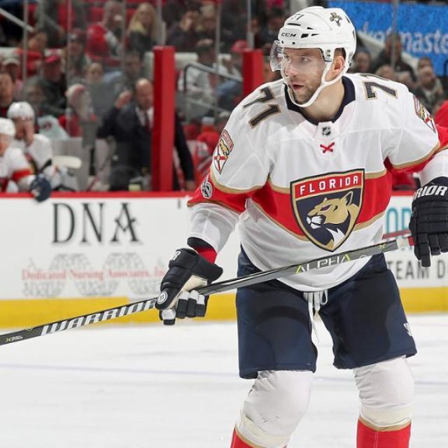 Radim Vrbata měl tu čest zahrát si NHL v Praze | foto:  NHL.com