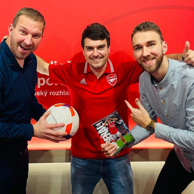 Jan Pěruška v pořadu S mikrofonem do Anglie dostal krásný dárek | foto:  Radiožurnál Sport