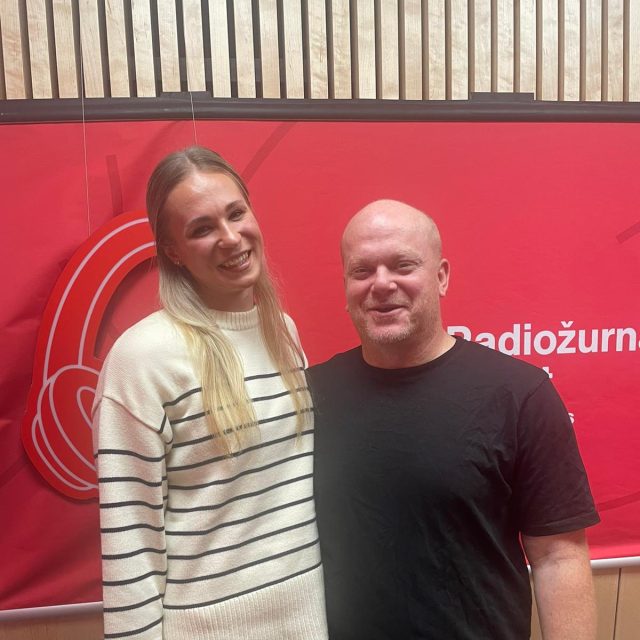 Tyčkařka Amálie Švábíková s moderátorem pořadu Na place Davidem Novotným | foto: Český rozhlas