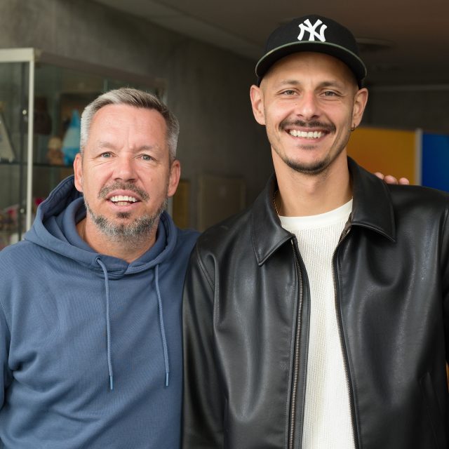 Fotbalista a rapper Tomáš Kučera s moderátorem Pavlem Horváthem | foto: Anna Rychnovská,  Český rozhlas