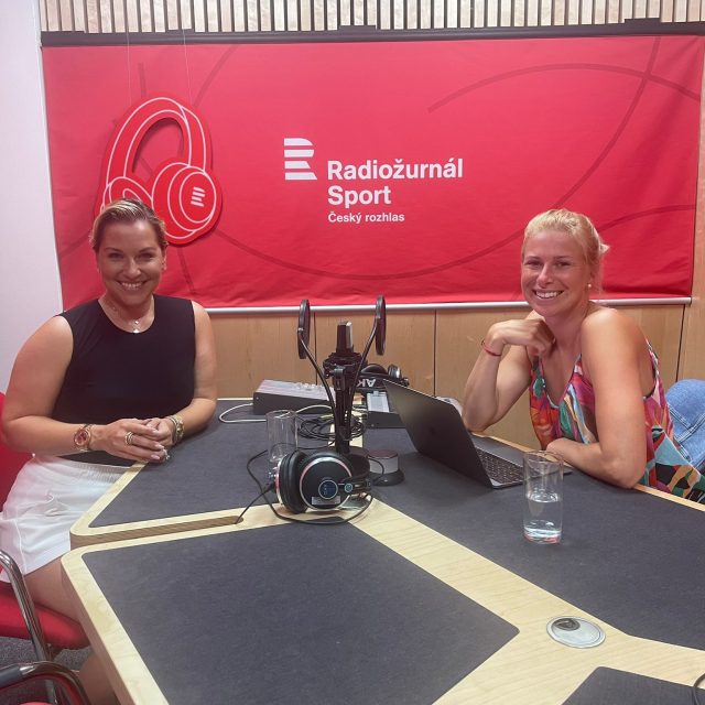 Ve studiu Radiožurnálu Sport se sešly dvě kamarádky tenistky Dominika Cibulková a Andrea Sestini Hlaváčková | foto: Barbora Dvořáková,  Český rozhlas