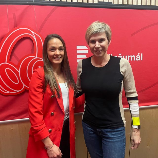 Atletka Tereza Petržilková a moderátorka pořadu Páteční finiš Kateřina Neumannová | foto: Barbora Dvořáková,  Český rozhlas