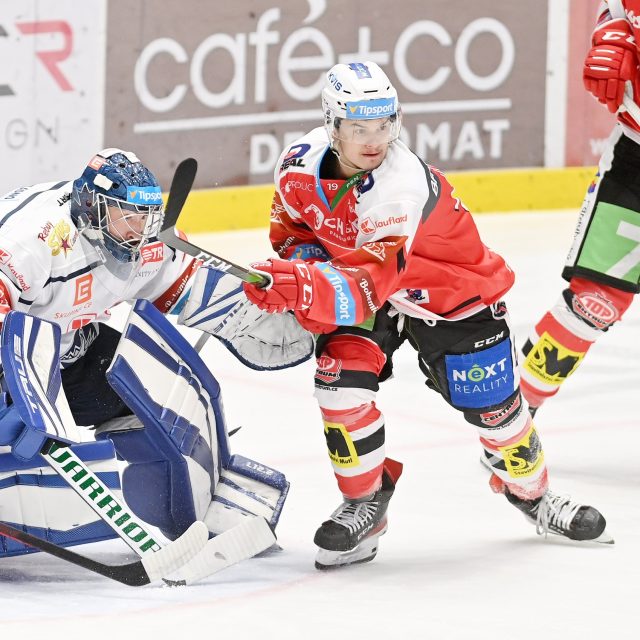 Pardubický Filip Koffer v zápase s Kladnem | foto: Michal Beránek,  CNC / Profimedia