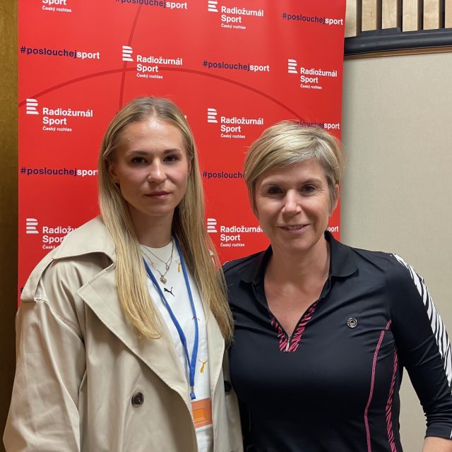 Tyčkařka Amálie Švábíková s moderátorkou Kateřinou Neumannovou | foto: Zuzana Pokorná,  Český rozhlas
