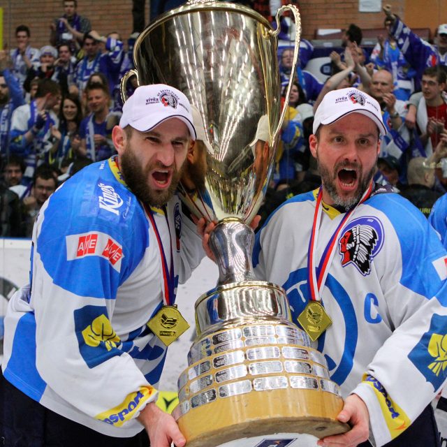 Václav Pletka a Martin Straka s titulem pro mistra ligy v sezoně 2012/2013 | foto: Profimedia