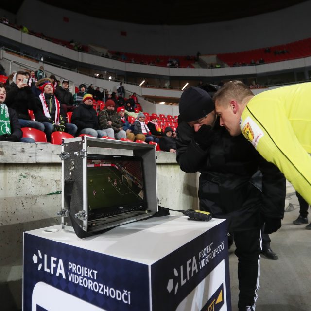 VAR výrazně zasahuje do fotbalových utkání,  i v české fotbalové lize | foto:  Michal Šula / MAFRA,  Profimedia