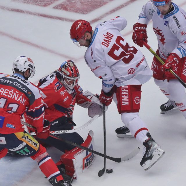 Hokejisté Pardubic a Třince v souboji před brankou Východočechů | foto:  Alexandr Satinský / MAFRA,  Profimedia