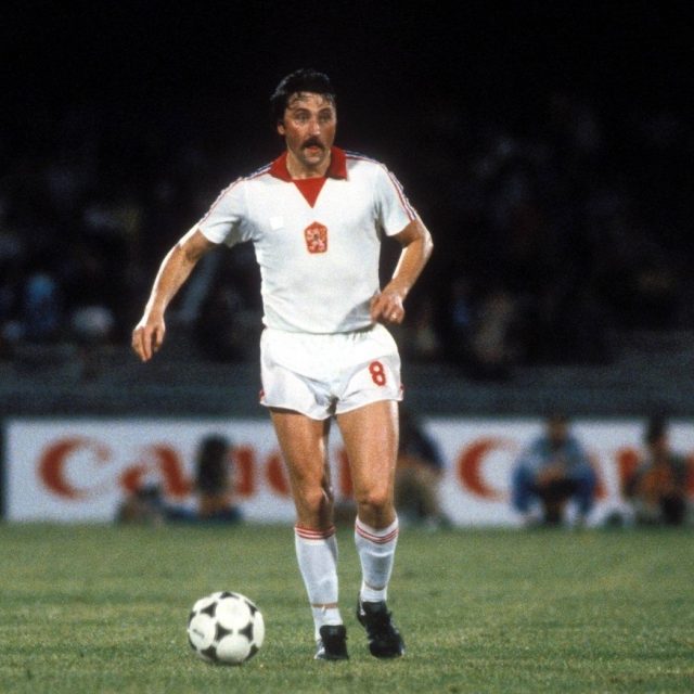 Fotbalista Antonín Panenka se proslavil legendárním dloubákem. Stejně tak Karel Poborský logem | foto: The42.ie