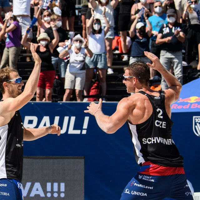 Perušič se Schweinerem se na Ostrava Beach Open 2021 probojovali až do finále | foto: Vlastimil Vacek