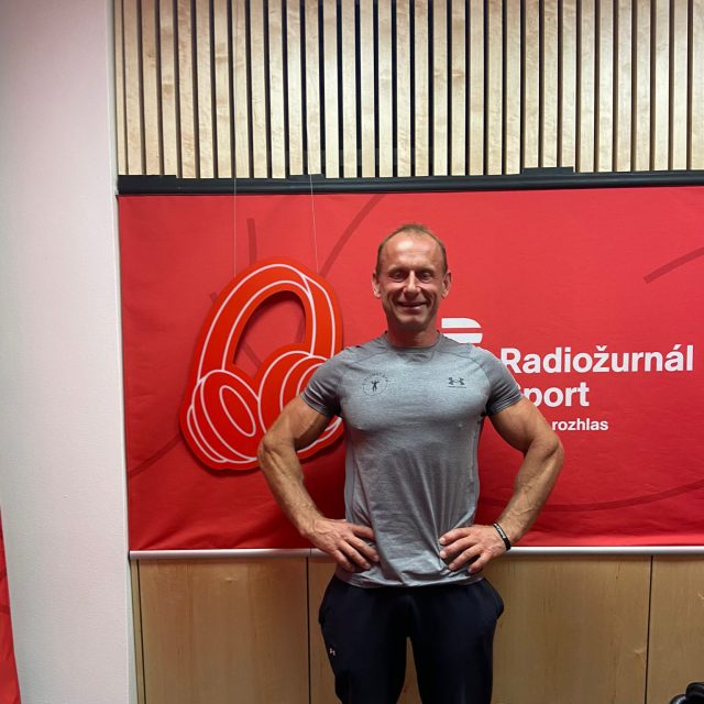 Fitness trenér Jan Kareš v talkshow Páteční finiš Kateřiny Neumannové | foto: Český rozhlas