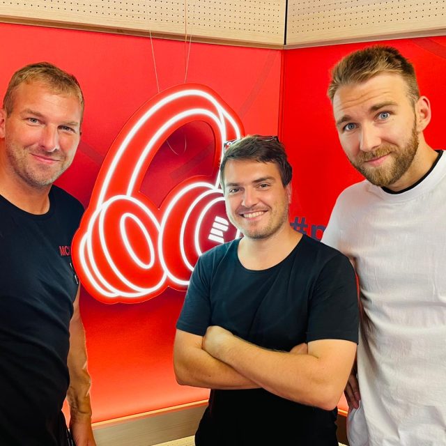K osvědčené dvojici Martinovi Minhovi a Petrovi Mikolandovi se do pořadu S mikrofonem do Anglie přidává Jan Pěruška. Co experti Radiožurnálu Sport čekají od nové sezony Premier League? | foto: Vojtěch Šafář,  Český rozhlas