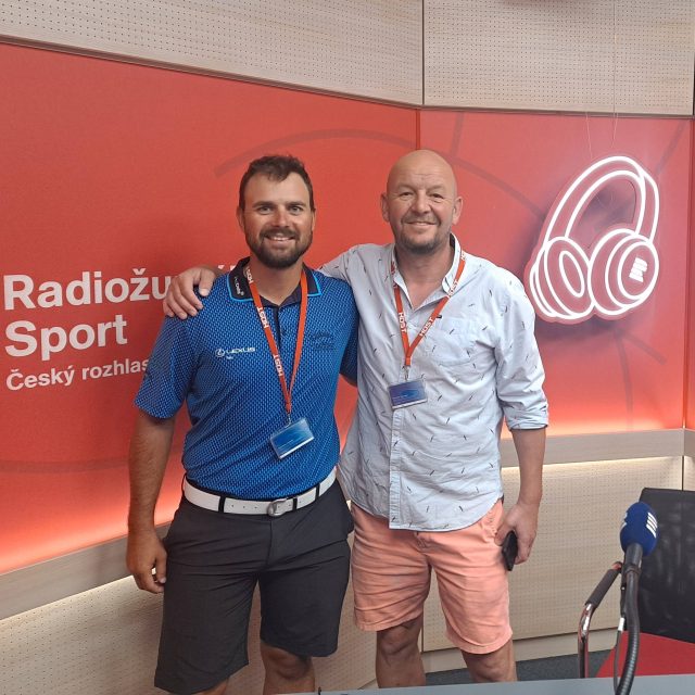 Golfista Filip Mrůzek s moderátorem Pavlem Nečasem v pořadu Na place | foto: Petr Kadeřábek,  Český rozhlas