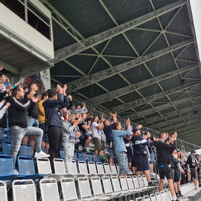 Fandění v sektoru pro hosty v podání kotle Slovácka je hodina hudební výchovy nebo 90+3 v tomto případě,  domů se vám ani nechce | foto: Jaroslav Plašil,  Český rozhlas