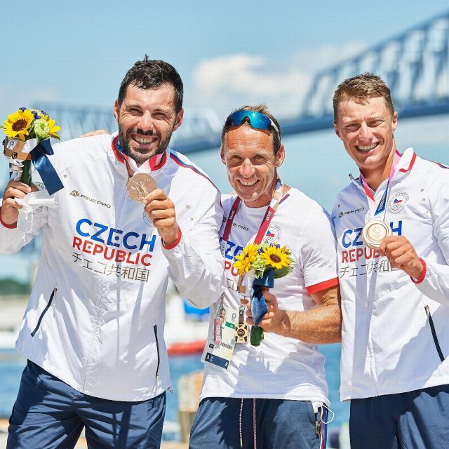 Deblkajakáři Josef Dostál a Radek Šlouf  (první zprava) získali bronzovou medaili | foto: Barbora Reichová,  Český olympijský výbor