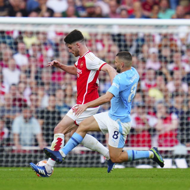 Declana Rice z Arsenalu fauluje Mateo Kovačić z Manchester City | foto: Javier Garcia,  Profimedia