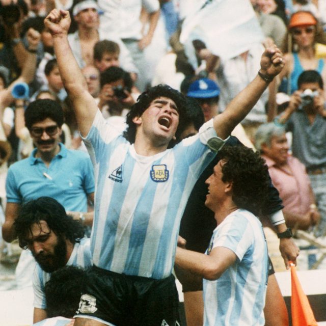 Diego Maradona slaví v Mexiko City s argentinským týmem vítězství nad Německem a titul mistrů světa | foto: Profimedia