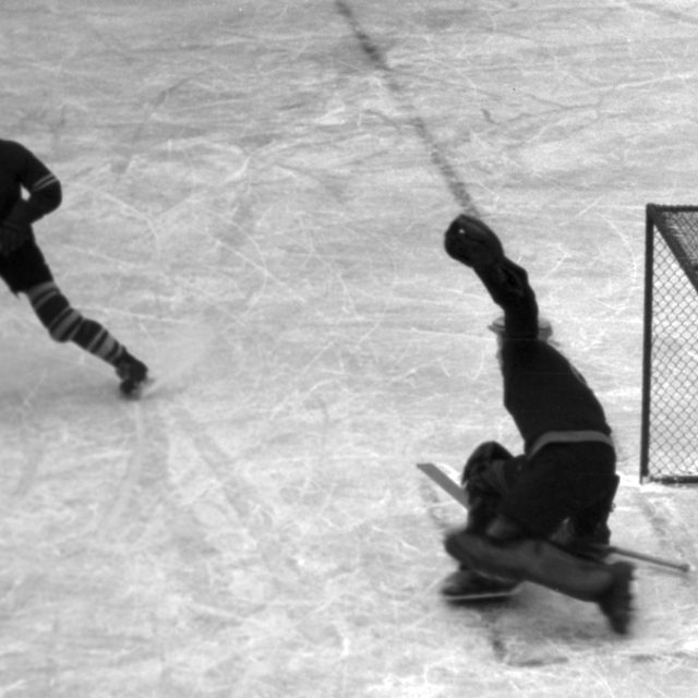 Pořad S mikrofonem za hokejem byl součástí vysílání už v roce 1947 při MS v hokeji | foto: Ladislav Kandelar,  Profimedia