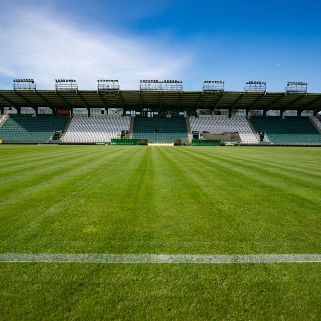 Na jaké zvlášnosti z tuzemských stadionů poukazuje Zdeněk Folprecht? Dozvíte se v pořadu První dotek | foto: Jiří Šeda,  Český rozhlas