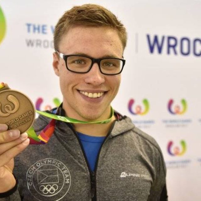 Jakub Jarolím se po skončení kariéry ploutvového plavce stará o hokejisty Olomouce jako fyzioterapeut | foto: Český olympijský tým
