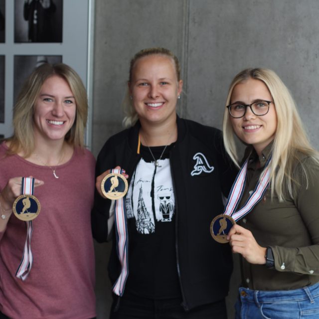 České hokejové reprezentantky přinesly do studia čerstvé bronzové medaile z mistrovství světa | foto: Karolína Němcová,  Český rozhlas