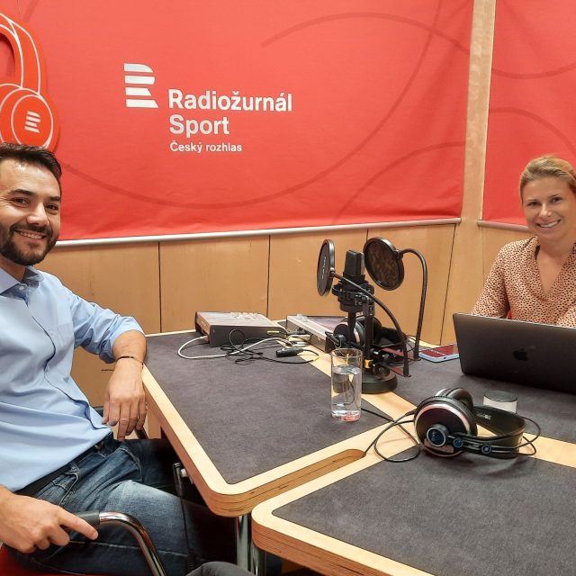 Vítěz reality show Survivor 2022 Vladimír Čapek a Andrea Sestini Hlaváčková ve studiu před rozhovorem | foto: Anna Duchková,  Český rozhlas