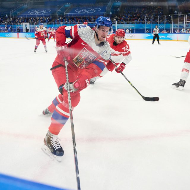 Kapitán Roman Červenka přispěl k vítězství nad Rusy dvěma asistencemi | foto: Český olympijský tým