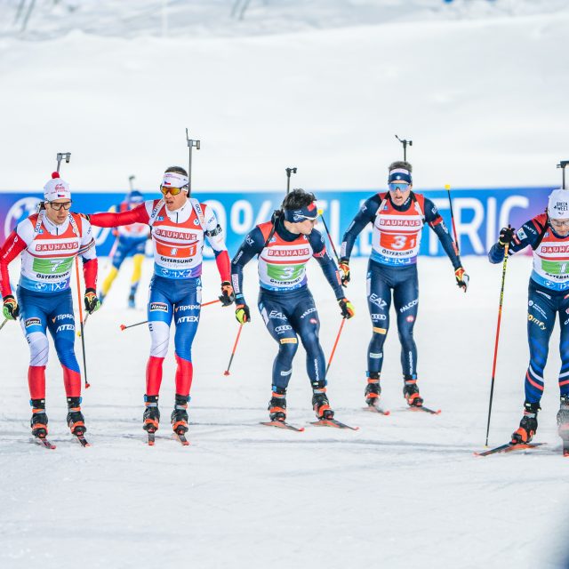 Michal Krčmář  (druhý zleva) předával Mikuláši Karlíkovi štafetu na pátém místě. Na této pozici česká smíšená štafeta závod i dokončila | foto:  (C) Český biatlon Petr Slavík