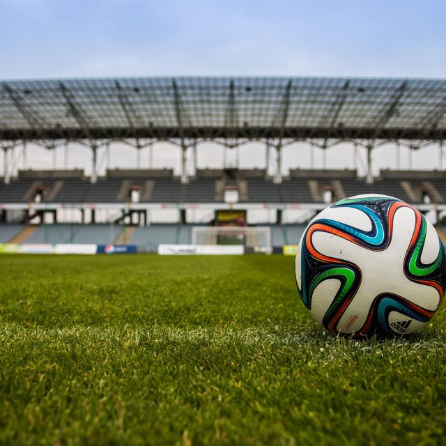 fotbalový míč,  prázdný stadion | foto:  jarmoluk,  Pixabay,  Licence Pixabay