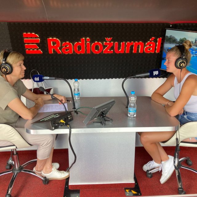 Mladá tenistka Lucie Havlíčková v R-streamu na tenisovém turnaji Livesport Prague Open v pořadu Páteční finiš | foto: Jana Němečková,  Český rozhlas