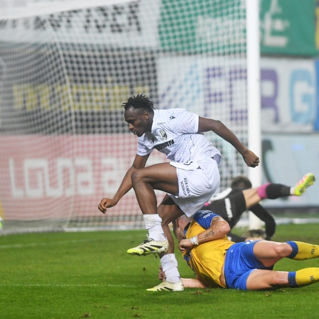 Princ Adu překonal brankáře Matouše Trmala,  ale podle všeho měl jít předčasně do sprch | foto:  Ondřej Bičiště / MAFRA / Profimedia