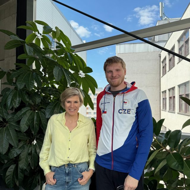 Sportovní střelec František Smetana s moderátorkou Kateřinou Neumannovou | foto: Zuzana Pokorná,  Český rozhlas
