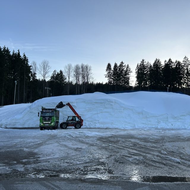 Počasí v Novém Městě na Moravě přidělává práci i rolbařům a lidem,  kteří se starají o úpravu tratí | foto: Jan Suchan,  Český rozhlas