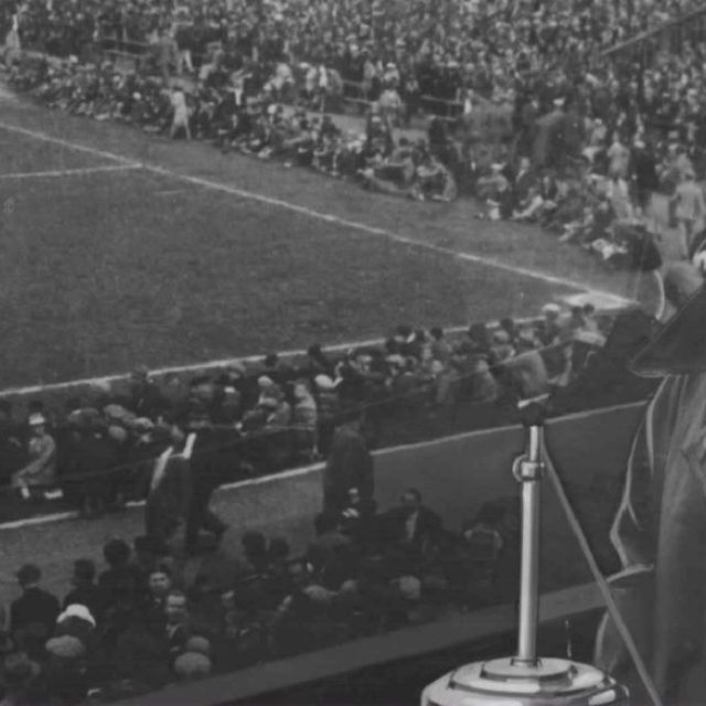 Fotokoláž  (pravděpodobně ze třicátých let) zpodobňující Josefa Laufera při komentování fotbalového utkání | foto: autor neznámý,  Archivní a programové fondy Českého rozhlasu