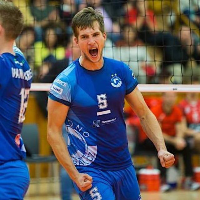 Adam Zajíček se v dresu Kladna titulu nedočkal. V Karlovarsku se mu sen už splnil | foto: volleycountry.com
