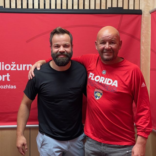 Hokejový obránce Radko Gudas s moderátorem pořadu Na place Pavlem Nečasem | foto: Zuzana Pokorná,  Český rozhlas