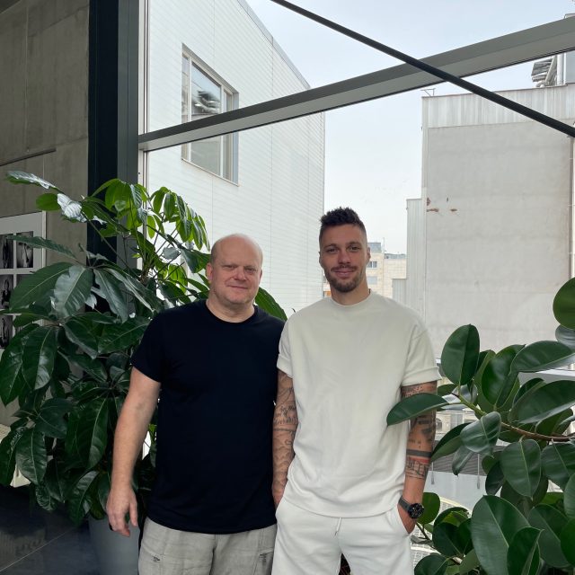 Moderátor pořadu Na place David Novotný s fotbalistou Václavem Kadlecem | foto: Zuzana Pokorná,  Český rozhlas