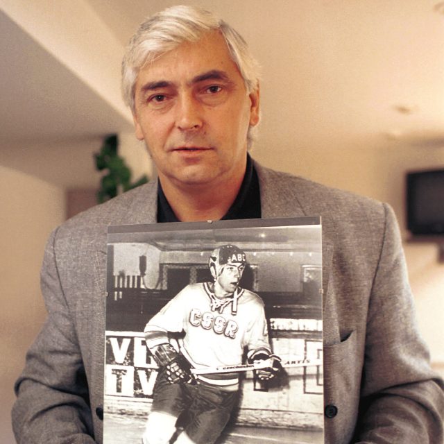 Ivan Hlinka s fotografií sama sebe jako hráče  (1999) | foto: Jaroslav Legner,  CNC / Profimedia