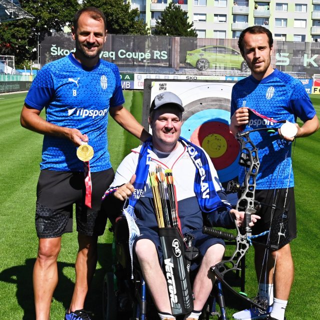 Fotbalisté Mladé Boleslavi Marek Matějovský a Jakub Fulnek s paralympionikem Davidem Drahonínským | foto: Jiří Koros,  FK Mladá Boleslav