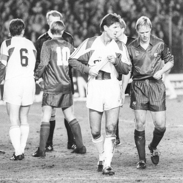 Jozef Chovanec a Ronald Koeman si vyměňují dresy po památném vítězství Sparty nad Barcelonou 1:0 v Lize mistrů  (1. 4. 1992) | foto: Jaroslav Legner,  CNC / Profimedia
